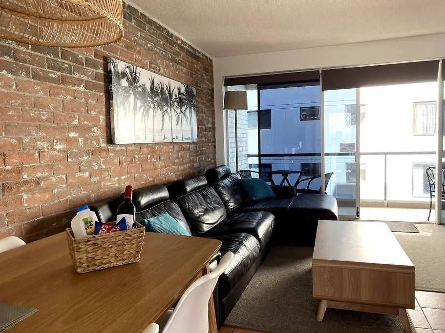 Location, Location! Walk To Anywhere! Gold Coast